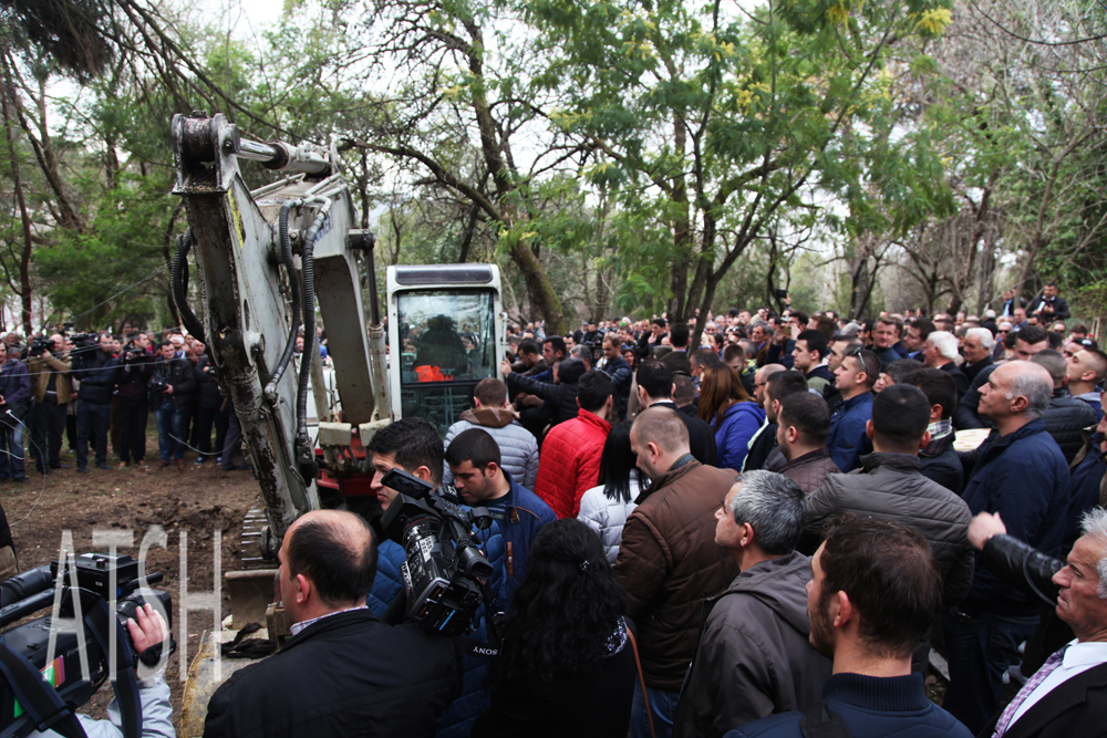 Protesta-e-PD-tek-liqeni.Foto-Agim-Dobi-4