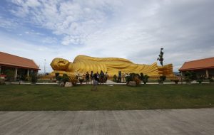 epaselect epa05550007 A picture made available 21 September 2016 shows tourists in front of a giant reclining golden Buddha, at a Buddhist temple named Wat Phranon Laem Pho, on Ko Yo island, Songkhla province, southern Thailand, 18 September 2016. Thailand's many Buddhist temples and large Buddha statues are among attractions highlighted for the Kingdom's healthy tourism industry, which is expected to reach a record this year of more than 32 million arriving tourists. Despite Thailand's political situation and a recent spate of bombings, Thai tourism continues to surge. United Nations World Tourism Day celebrations will be held in Thailand and across the world on 27 September 2016.  EPA/BARBARA WALTON