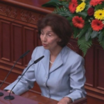 Ο Έλληνας πρέσβης αποχωρεί από την αίθουσα του κοινοβουλίου όταν ορκίστηκε ο νέος πρόεδρος της ΠΓΔΜ