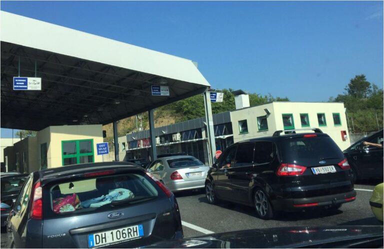 Shtohen turistët nga Kosova që duan bregdetin shqiptar, radhë të gjata në Muriqan