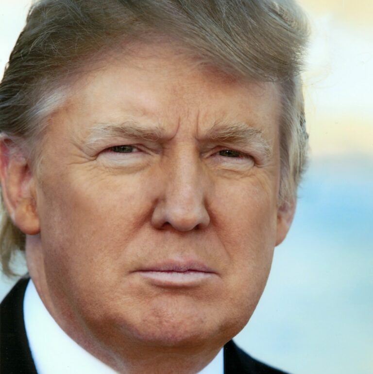 Me 20 janar Trump merr “valixhen e kodeve bërthamore”