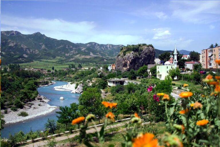 Turistët në Përmet, Rama poston videon e bukur nga qyteti i ”trëndafilave”