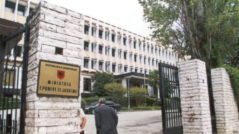 Tension mes Tiranës dhe Athinës