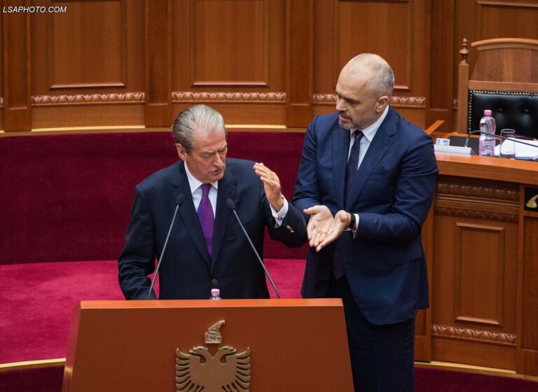 Ish-kryeministri Berisha dhe Edi Rama kacafyten për Presidentin Trump