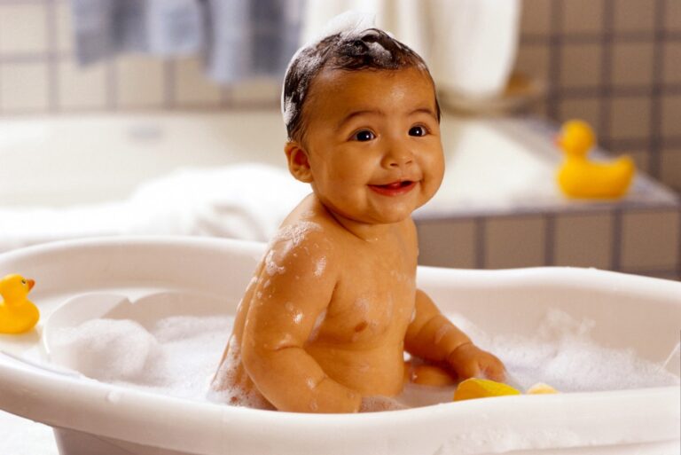 Kujdes! Ja sa shpesh duhet larë një bebe në javë