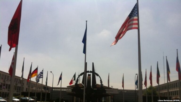 NATO reagon pas incidentit të trenit : KFOR-i i gatshëm të ndihmojë, nëse kërkohet