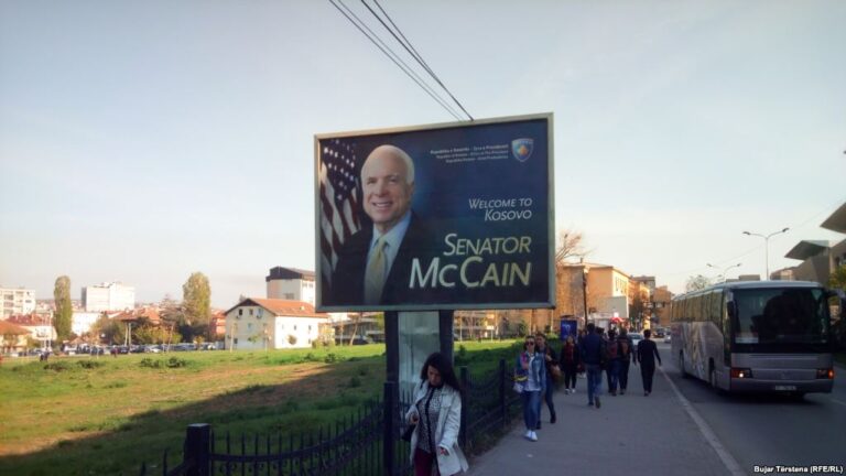 Senatori McCain viziton sot Kosovën
