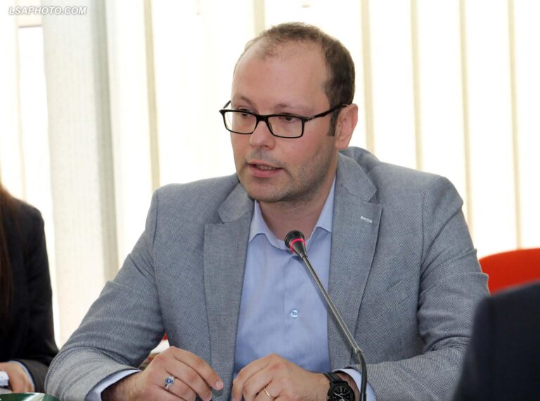 Kaso: BKH ka mësyrë në Kryeministri, ka marrë laptopin e Agaçit
