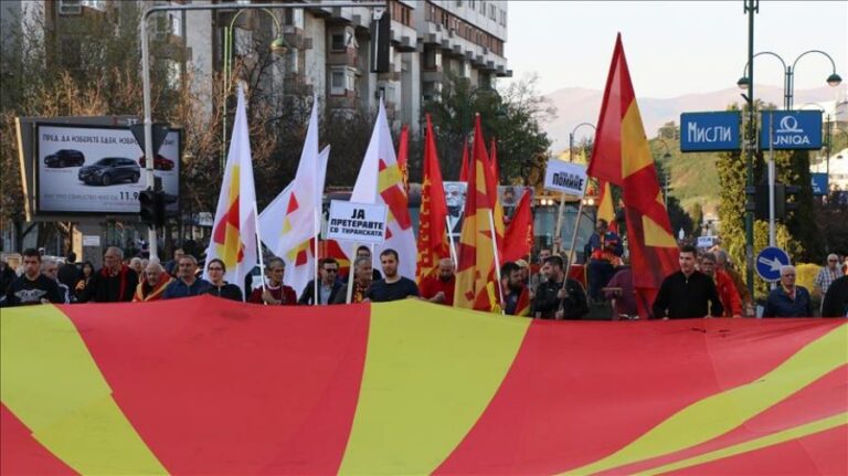 Maqedoni, Protestuesit antishqiptarë rikthehen para Kuvendit