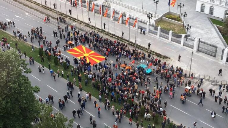 Protestuesit e dhunshëm kthehen rrugëve të Shkupit, ofendojnë shqiptarët