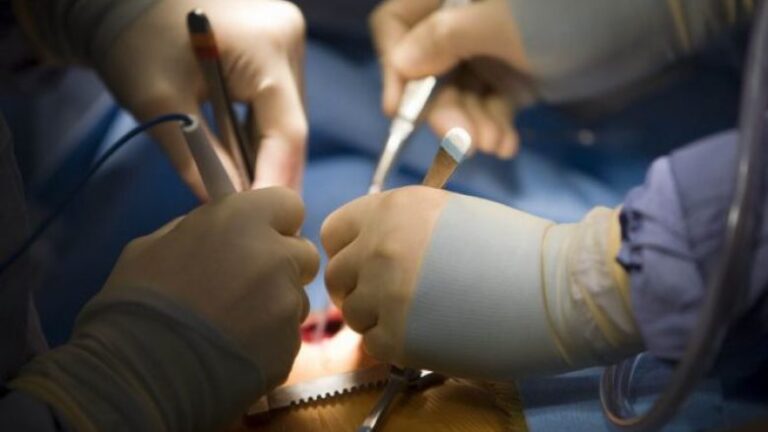 Drithëruese, doktorët shokohen nga ajo çka i gjejnë pacientit në trup (FOTO LAJM)