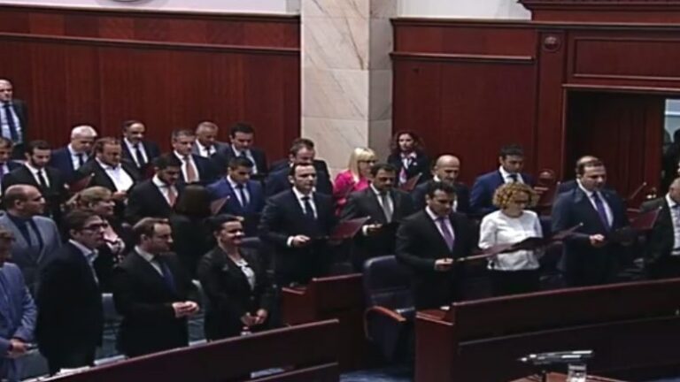 Maqedonia me qeveri të re, kush janë 8 ministrat shqiptarë në kabinet (Emrat)