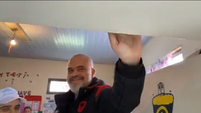Rama batuta me fëmijët: Këtë derën e keni bërë për Erion Braçen