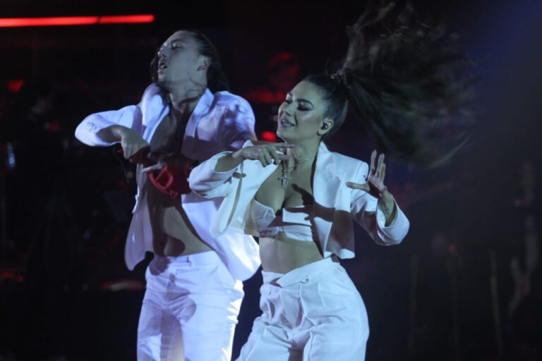 Festivali i Këngës, Elvana Gjata “ndez” skenën (VIDEO)