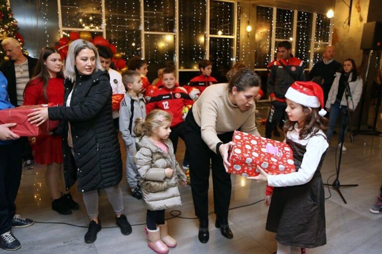 Programi festiv, Ministrja Xhaçka viziton familjet e prekura nga tërmeti
