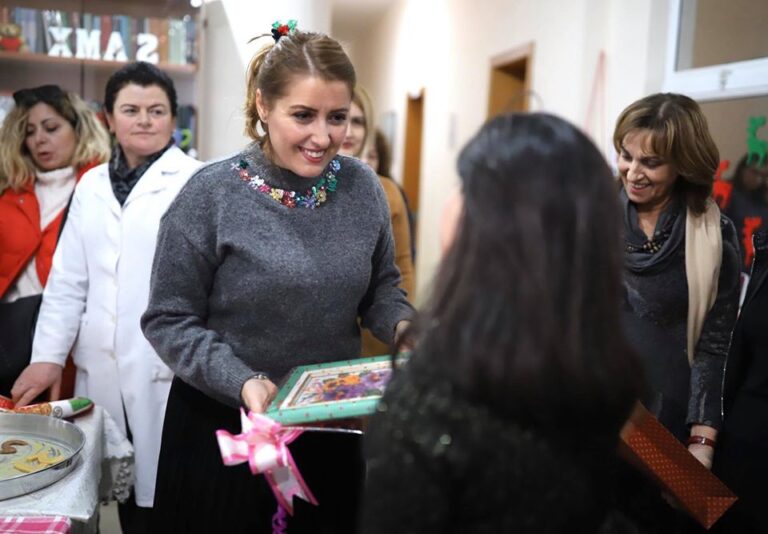 “Festat duan dashuri”/Manastirliu në strehën e grave viktima të dhunës (FOTO)