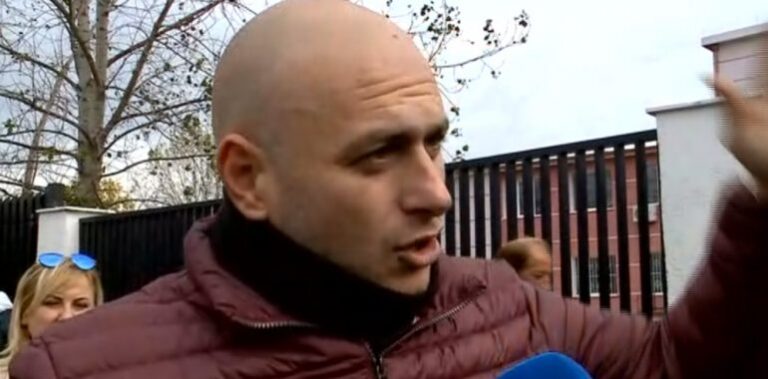 Video/ Kaosi me ndihmat ushqimore në Durrës, nënkryetari i Bashkisë: Në dorë nuk jepen më, ky është vendimi i…