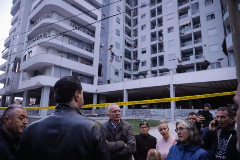 Basha takon banorët e një pallati me 285 familje të dëmtuara nga tërmeti: Verifikimi i pallateve të bëhet sa më shpejt