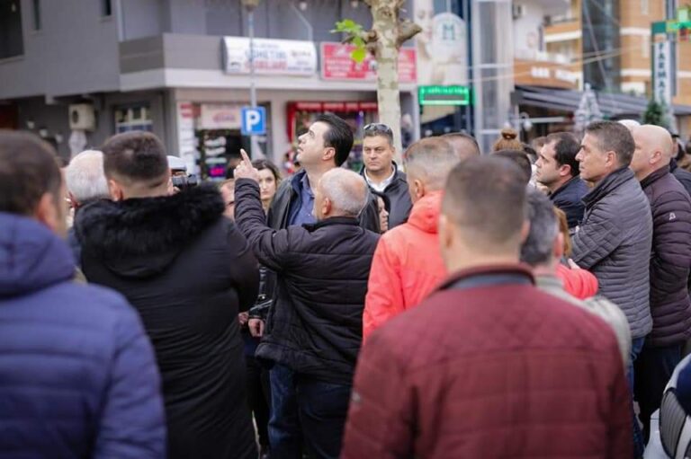 “E ka kthyer Shqipërinë si çadrat e Ertugrulit”, Basha me banorët e Plazhit: Dako të ishte në burg