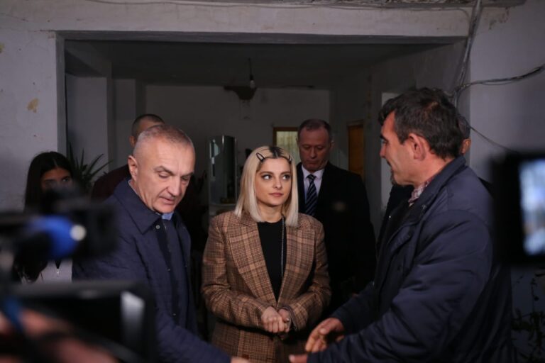 Presidenti Meta: Mirënjohje për Bebe Rexhën