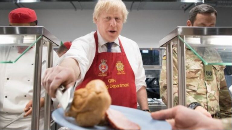 Boris Johnson “lë” postin e kryeministrit, shërben darkën për ushtarët