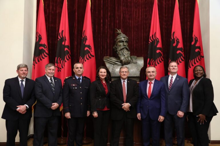 Presidenti vlerëson drejtuesin e ICITAP-it, me “Dekoratën e Artë të Shqiponjës”