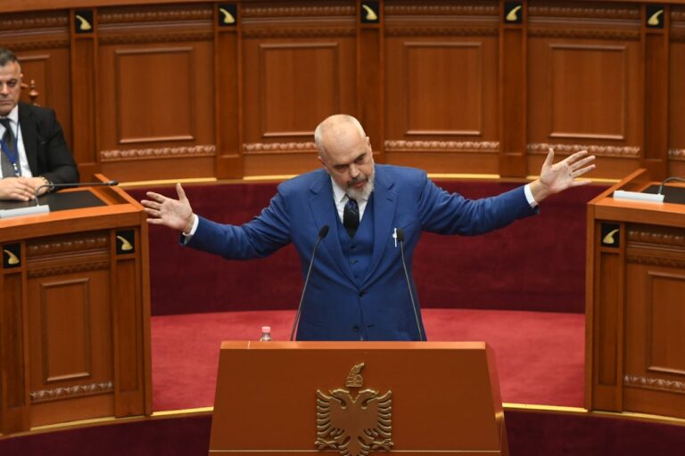 Gjestet e Ramës në Kuvend gjatë mbrojtjes së ligjit të censurës dhe sulmeve ndaj medias
