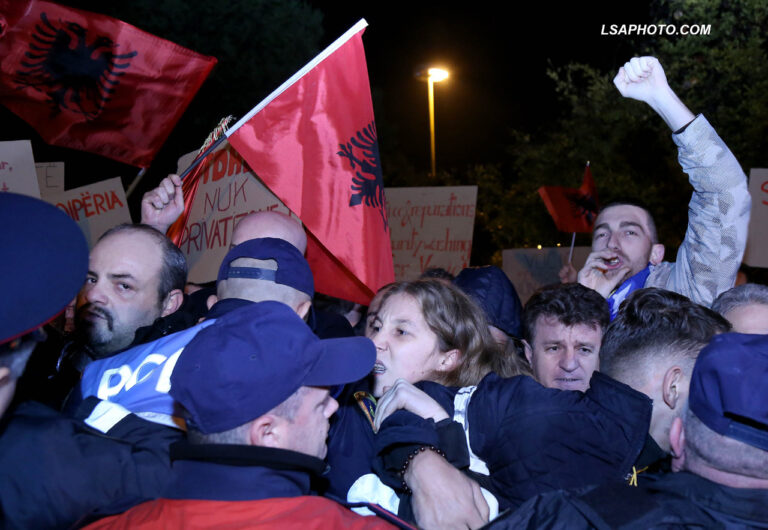 Protesta, kaos dhe akuza. Vuçiç në krah të Ramës: Serbia nuk e njeh Kosovën