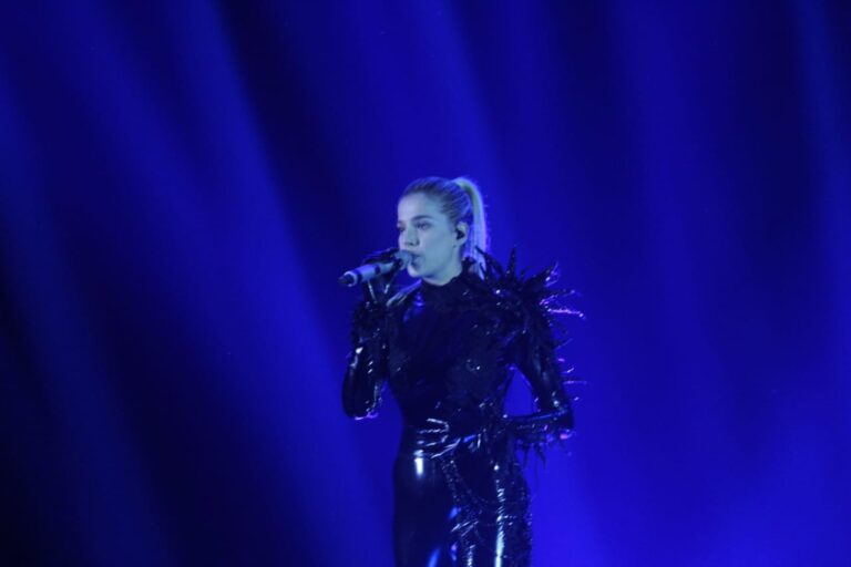 Shqip apo anglisht? Arilena tregon sesi do të këndojë në Eurovision