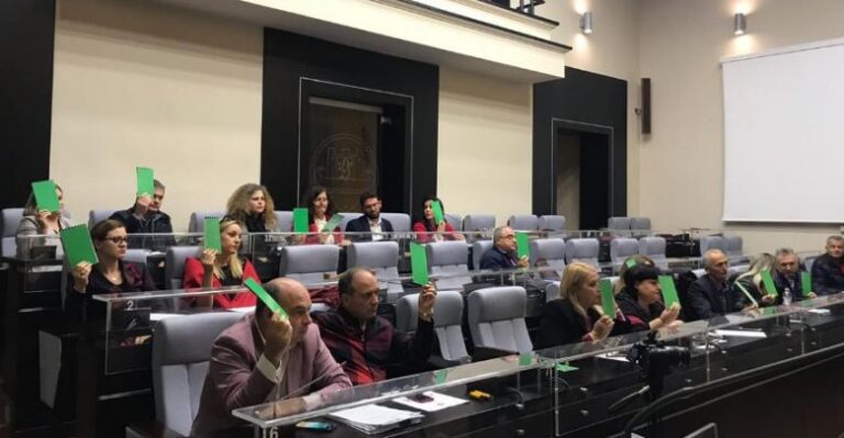Këshilli Bashkiak i Durrësit shtyn afatet e pagesave për qiranë e banesave sociale për dy muaj