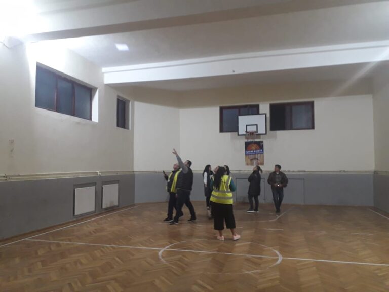 Shkolla e “Kongresit të Lushnjes” me dy akt-konstatime, prindërit të pasigurtë për fëmijët