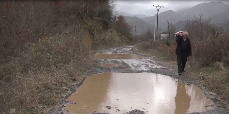 Ushqimet për festa i transportojnë në shpinë, s’ka ku futet makina