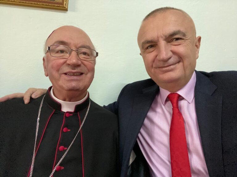 FOTOLAJM, Presidenti uron për Krishtlindjen Imzot George Frendon
