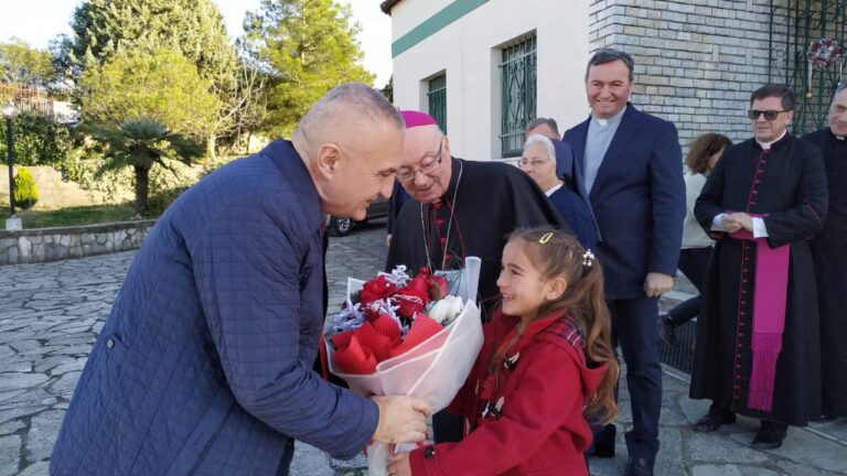 Presidenti Meta në drekën e Krishtlindjes me familjet e prekura nga tërmeti në Mamurras