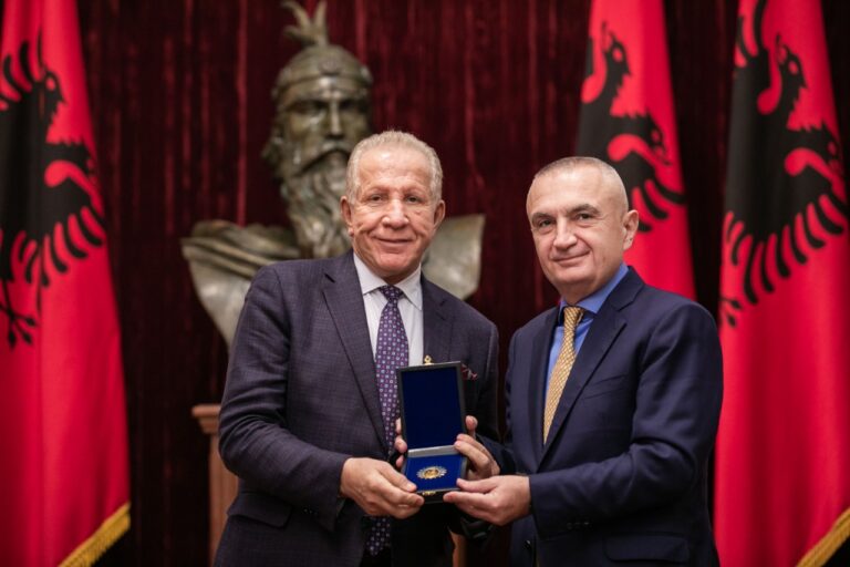 Ndihmat për pasojat e tërmetit. Meta vlerëson Behgjet Pacollin me dekoratën “Nënë Tereza”