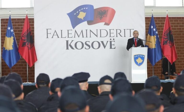 Presidenti Meta falënderon Kosovën në ceremoni zyrtare në Prishtinë
