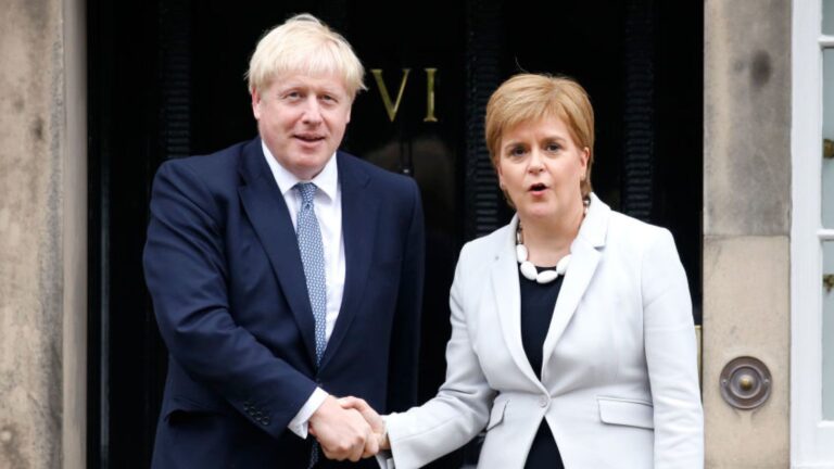 Johnson fiton shumicën, Skocia: S’na nxirrni dot nga BE