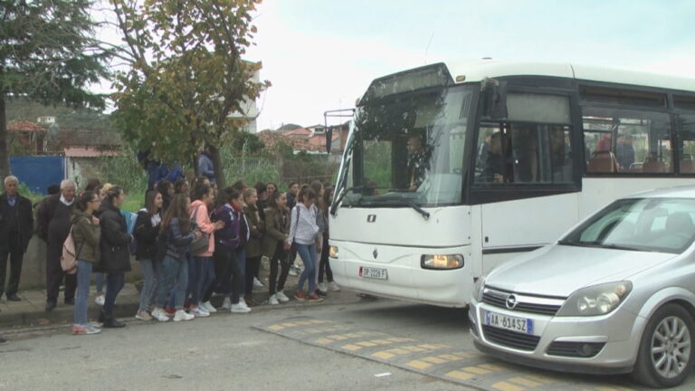 Mësimi në Durrës, prindërit: I lodhshëm për fëmijët