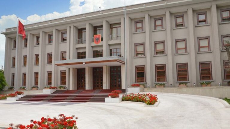 Presidenti Meta dorëzon sot padinë në SPAK për ministren Gjonaj
