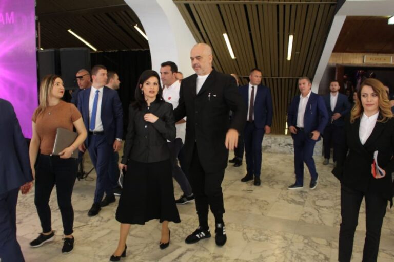 Ish-drejtoresha e Ministrisë i shkruan Ramës: Ndihmoje Etildën të mësojë si të sillet