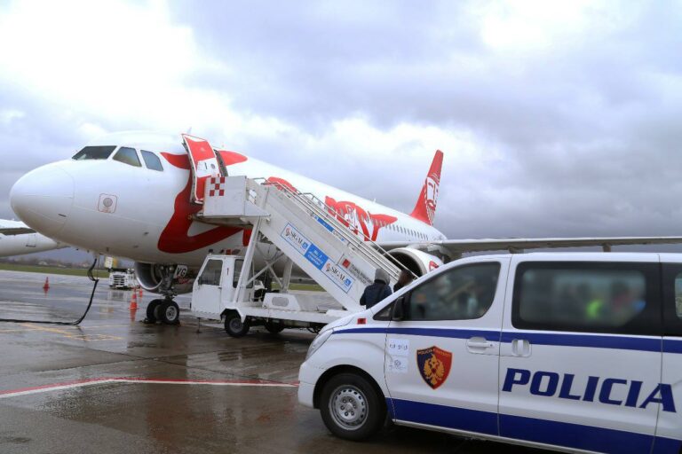 129 shqiptarë mbërrijnë në Rinas nga Franca