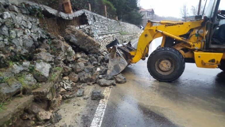 ARRSH jep informacion: Rrëshqitje gurësh dhe bllokime rrugësh