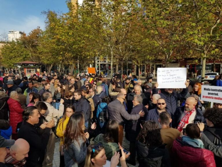 “Mos na prek fjalën”, gazetarët në protestë para Kuvendit: Ligj diktature