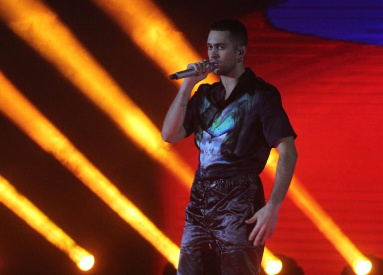 FiK 58/Mahmood elektrizon skenën, publiku këndon ”Soldi” (VIDEO)