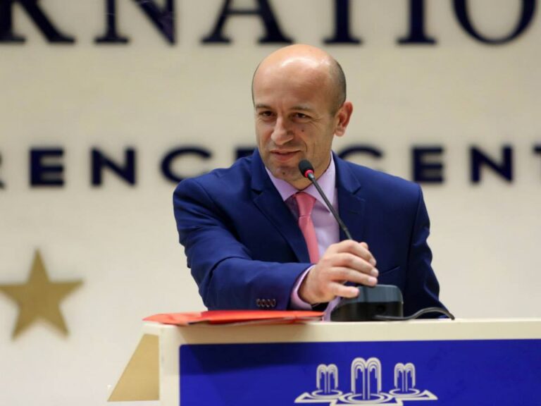Antishpifja si provë e fundit për të rrëzuar autoritetin e autoritetit!