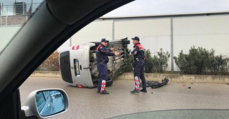 Aksident në autostradën Tiranë-Durrës, makina përfundon në kanal