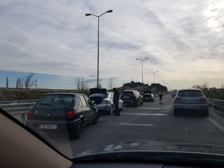 Makina përplas motoçikletën, humb jetën 50 vjeçari