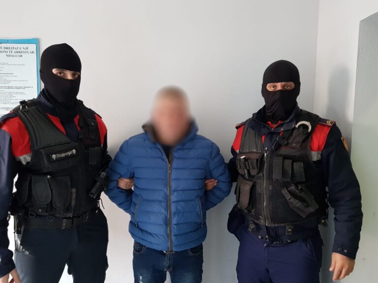 Tentoi të kalojë kufirin me pasaportë të vjedhur, kapet në Qafë-Thanë i kërkuari për plagosje
