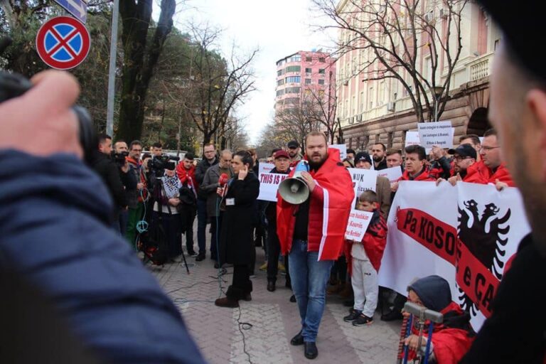 Foto/ Protesta në Tiranë, kundër “Minishengenit ballkanik”, Kalaja: Jo një Jugosllavie të re