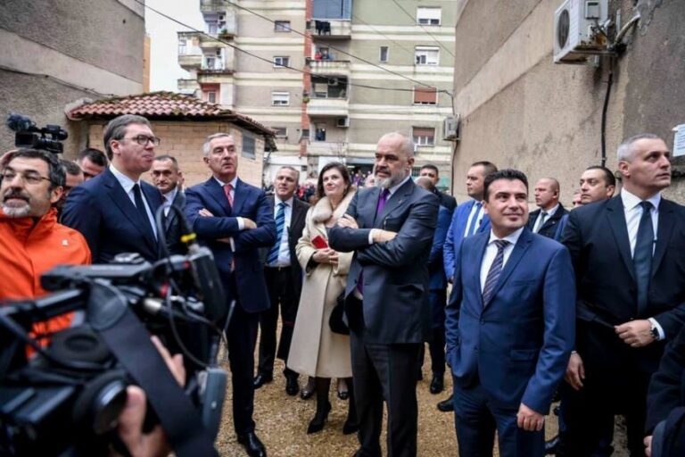 Durrësi – fotografia më e çmuar e Vuçiçit